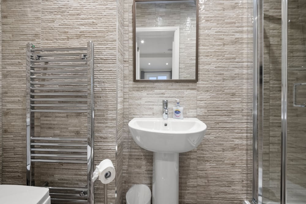 Large 5 Bedroom-free Parking-great Transport Links