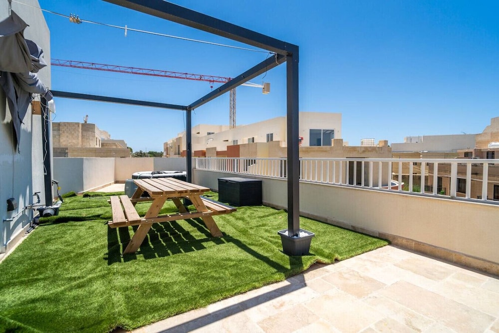 Sannat Penthouse Retreat Hot Tub Outdoor Lounge
