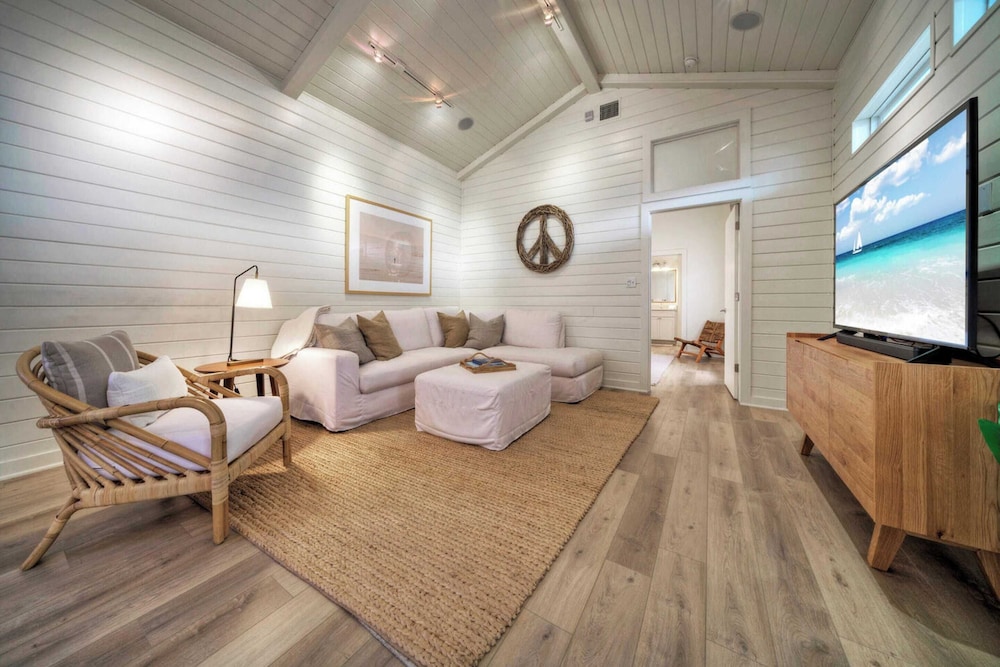 Sleeps 18 2 Beach Homes w/ 2 Pools, Playground, Covered Patios Pirates Bay
