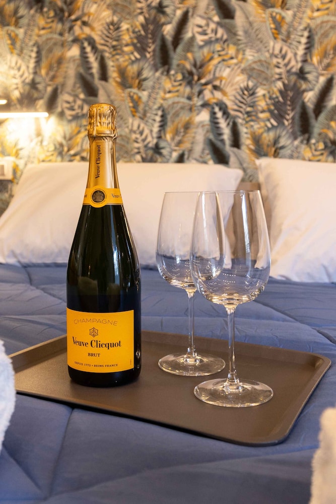 Urban Chic Luxury Suite Apartments