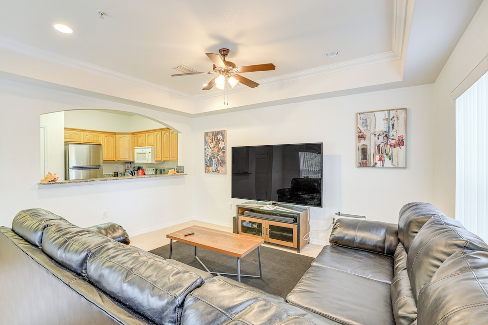 1 Mi to UF: Modern Townhome w/ Balcony