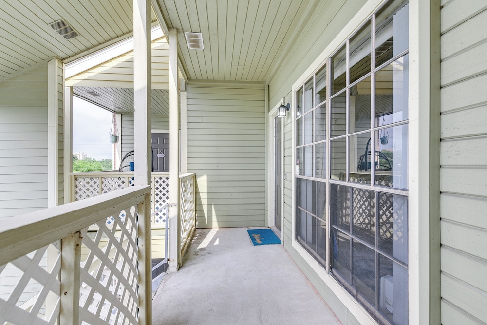 East End Galveston Condo w/ Pool, 1 Mi to Beach!