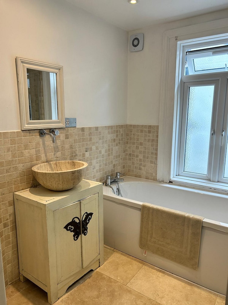 Modern, Spacious 1 Bedroom Garden Flat Sw18