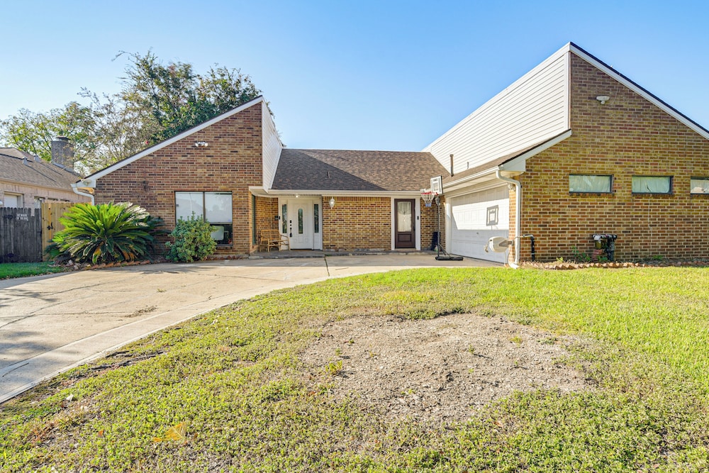Shop & Explore: Duplex Unit 8 Mi to NRG Stadium!