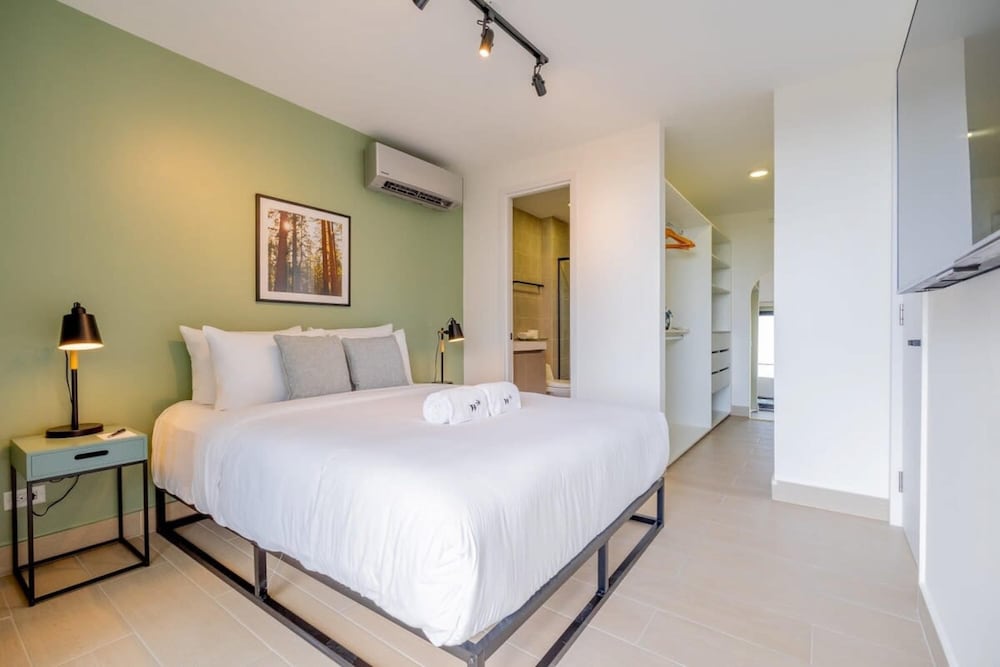 Luxurious 1BR Apartment With Stunning Balcony View view 2