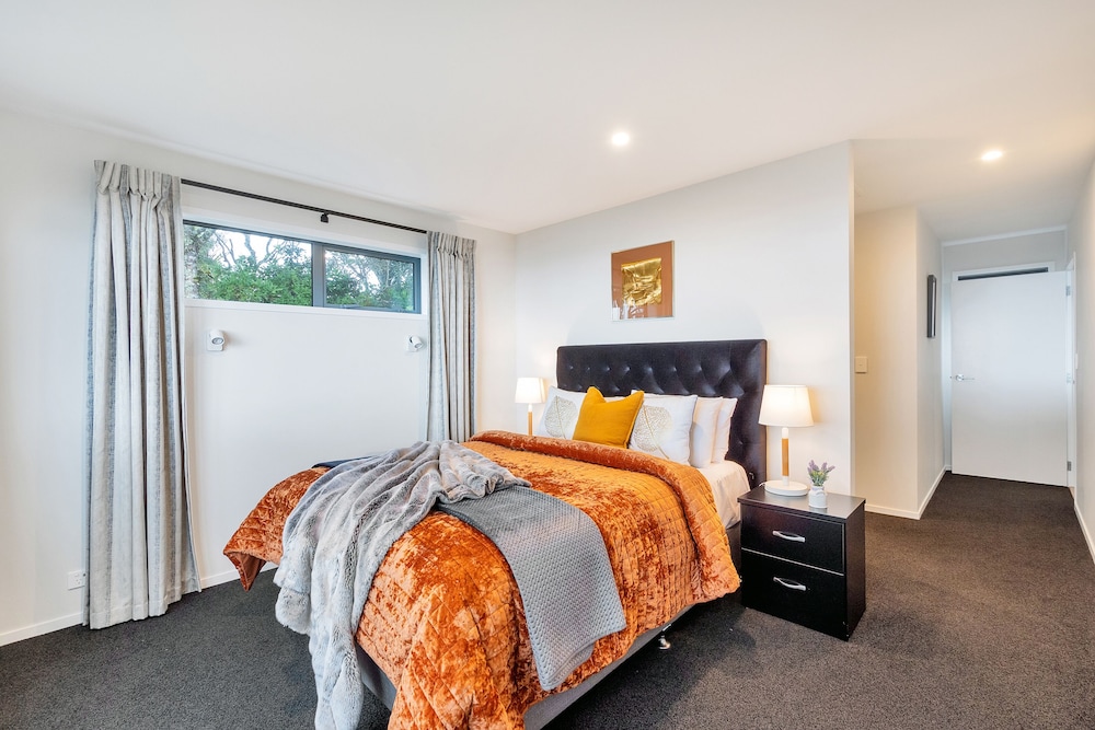Spectacular Hilltop Retreat near Piha view 2