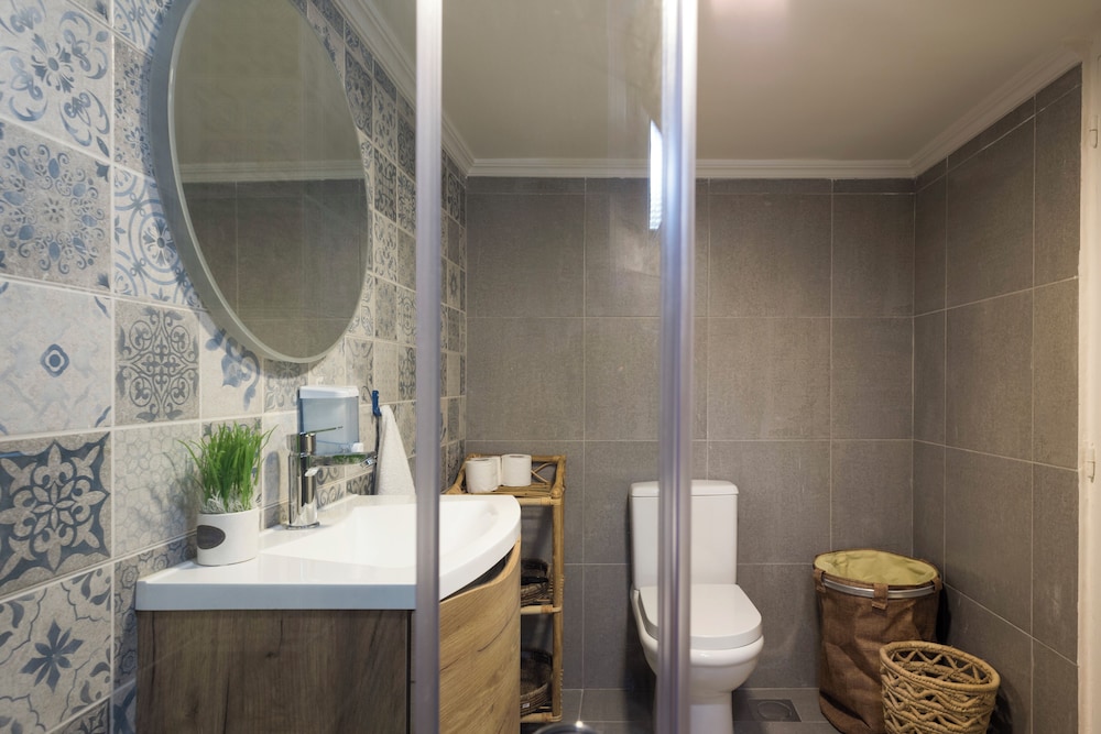 Boho-Chic Cozy 2BR - Apt & Balcony in Mar Mikhael