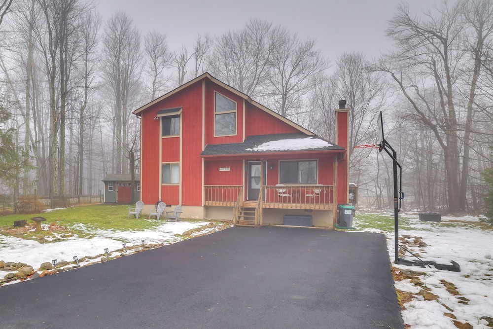 Ski, Hike, Swim & More: Pocono Farms Family Home