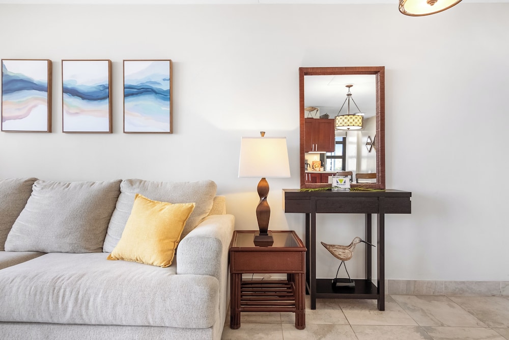 High Floor Ocean View Condo (King Bed and Parking): lounge photo