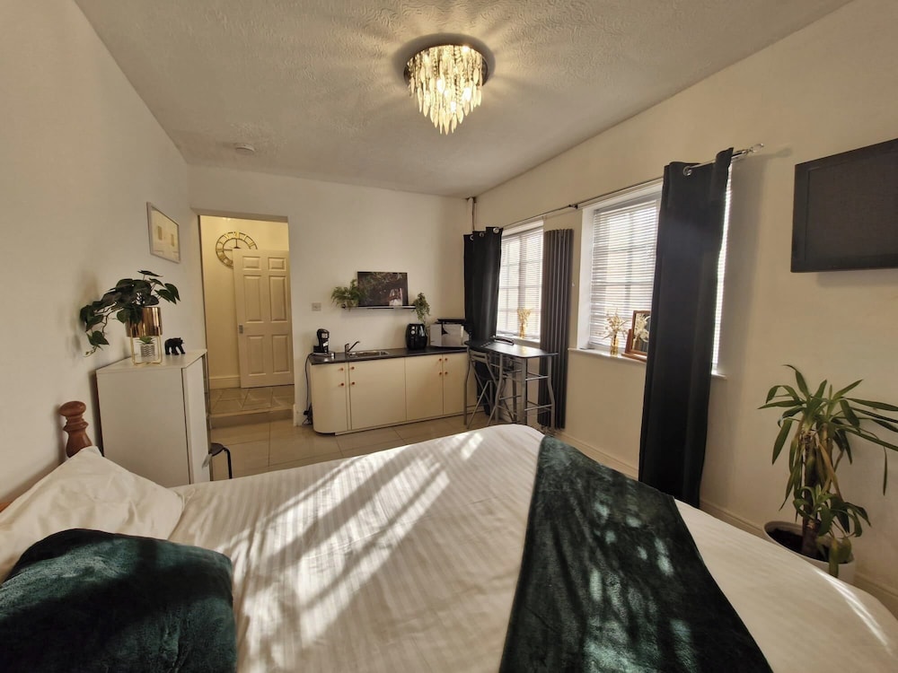Beachside Retreat - Pets Ok - Free Parking
