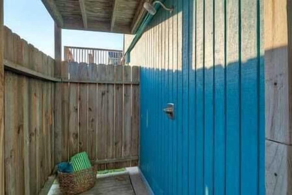 Sleeps 22 2 Homes w/ Private Pool, Game Room, Nature Views 7 BDR Avantstay