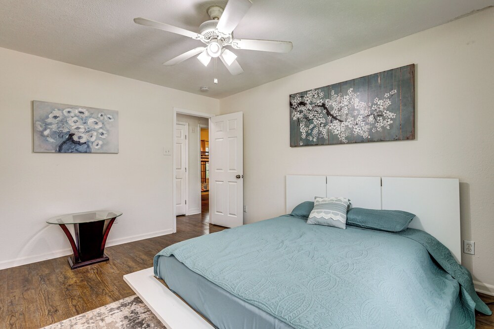 1 Mi to Moody Gardens & Beaches: Galveston Home