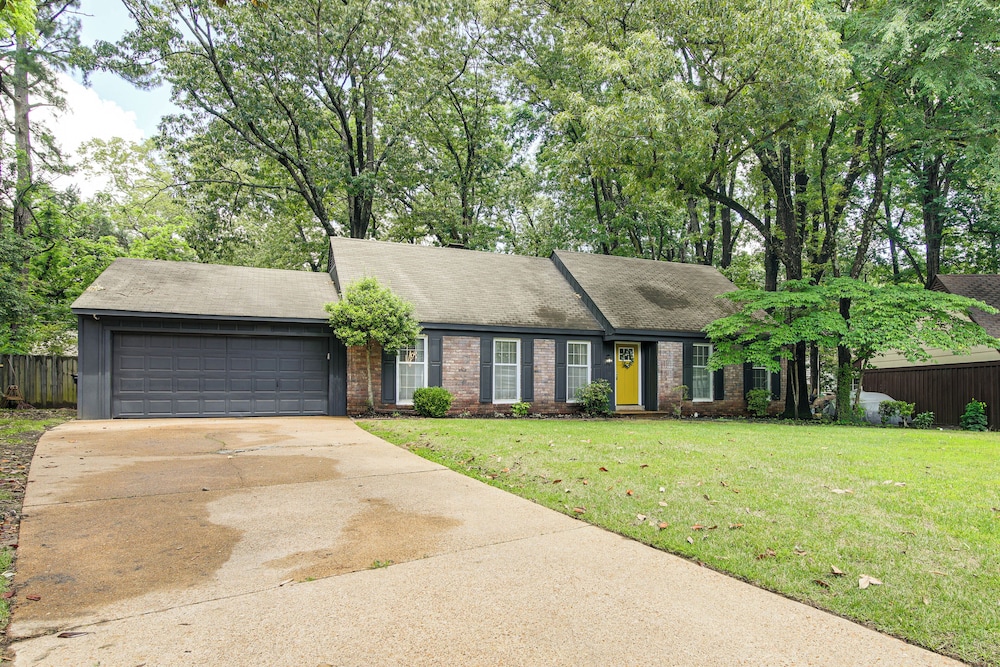 6 Mi to Shelby Farms Park: Family Home in Memphis