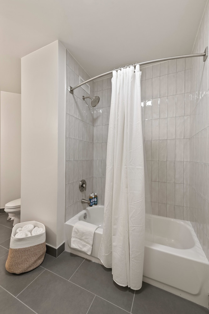 Near Riverwalk 2BR Private Balcony Downtown