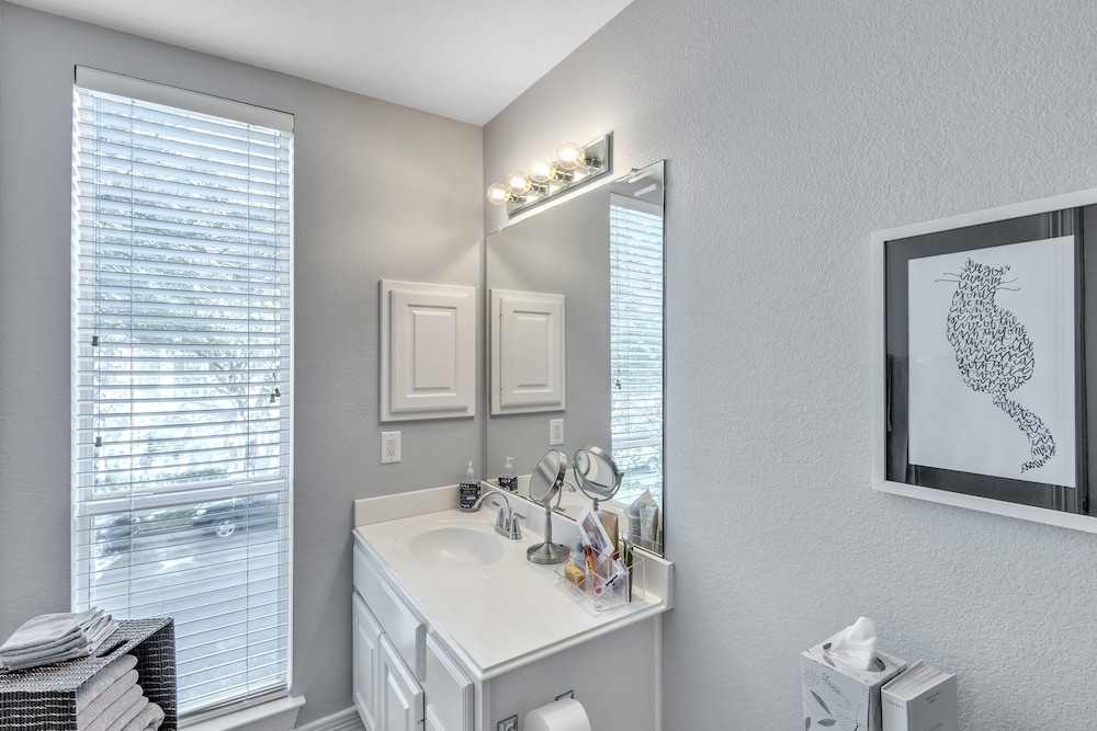 Spacious Urban Uptown Retreat 3 Bedroom Townhouse