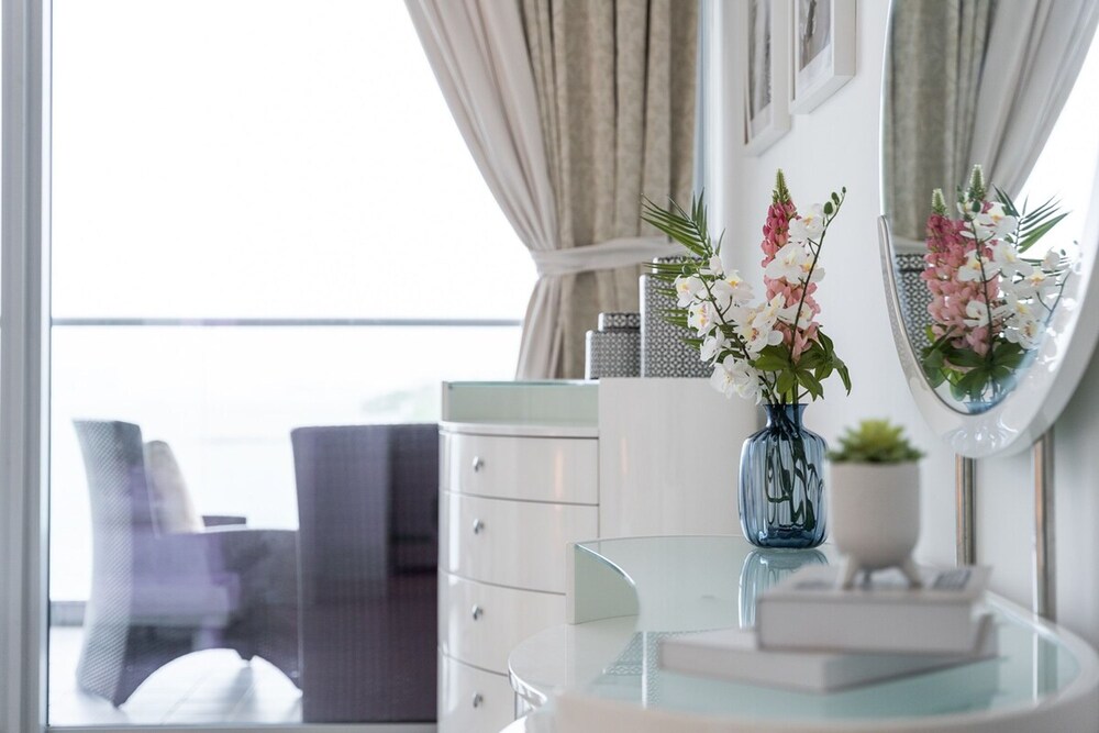 Peaceful and Airy 1-bedroom Apartment With the Palm Beach View