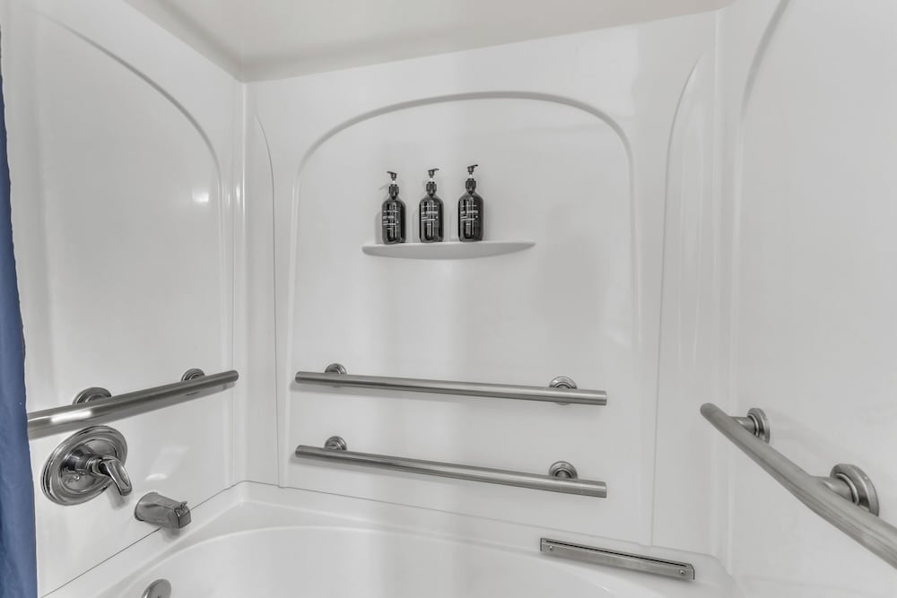 Upscale 1BR Suite to Downtown Raleigh