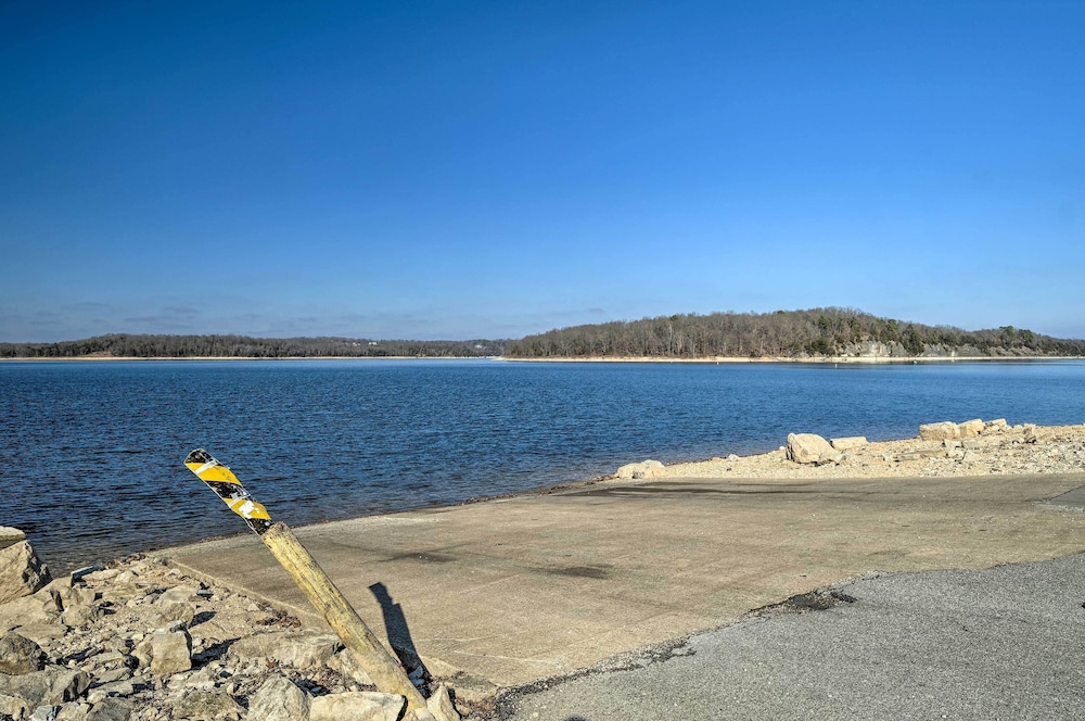 Beaver Lake Home ~ 8 Mi to Downtown Rogers! view 5
