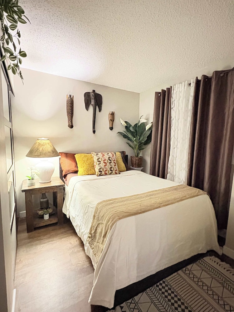 Stylish Downtown Condo near Rogers Place | Parking, Gym, Balcony & Kitchen