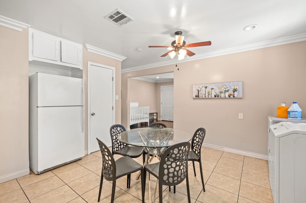 Modern Family Home w Full Amenities Near ONT