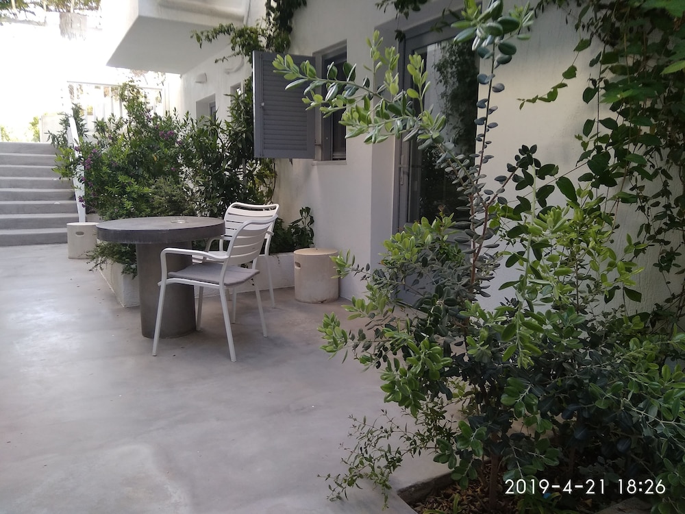 Milos Bay Suites