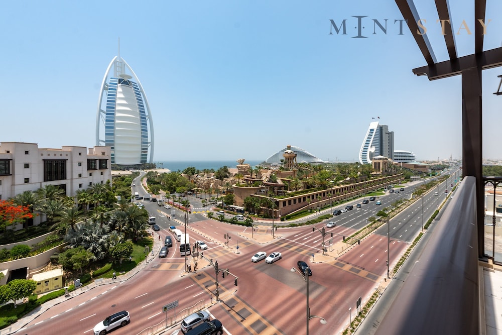 Modern 4BR w Full Burj Al Arab View Pvt Rooftop