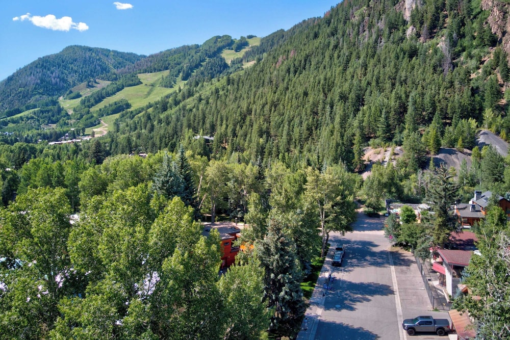 Aspen Hideaway by Avantstay Walk to Aspen, Near Slopes + Pool & Hot Tub Access
