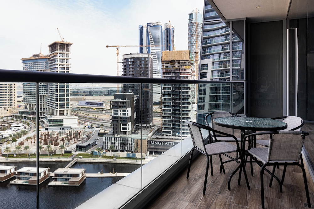 SIMPLY COMFORT Urban Chic Suites in J One Tower City & Canal Views