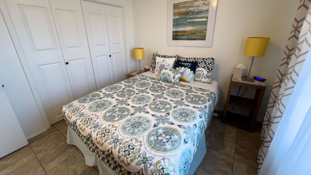 Cozy Family Retreat Steps To Beach Pool / Hot 2 Bedroom Apts