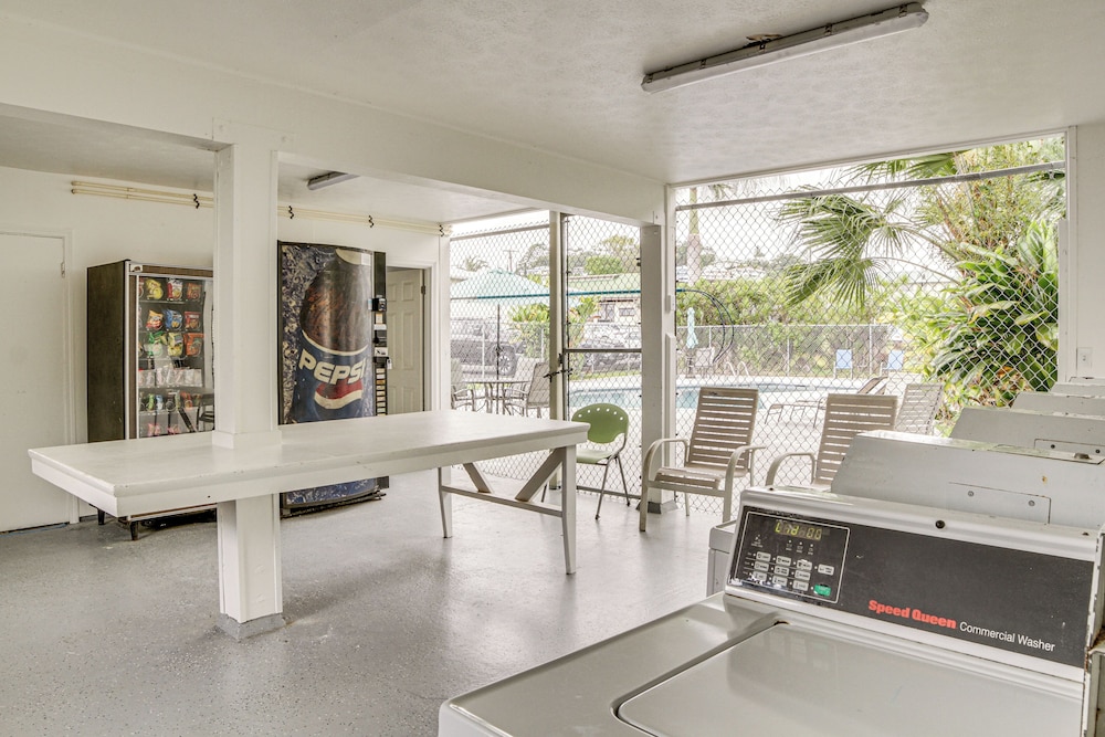 Hilo Apartment w/ Lanai - 2 Mi to Beaches!