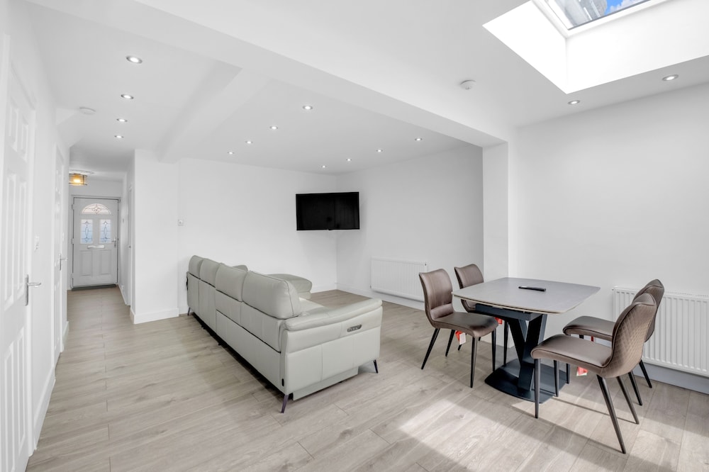 4 Bed - Sleeps 8 - Free Parking - Garden