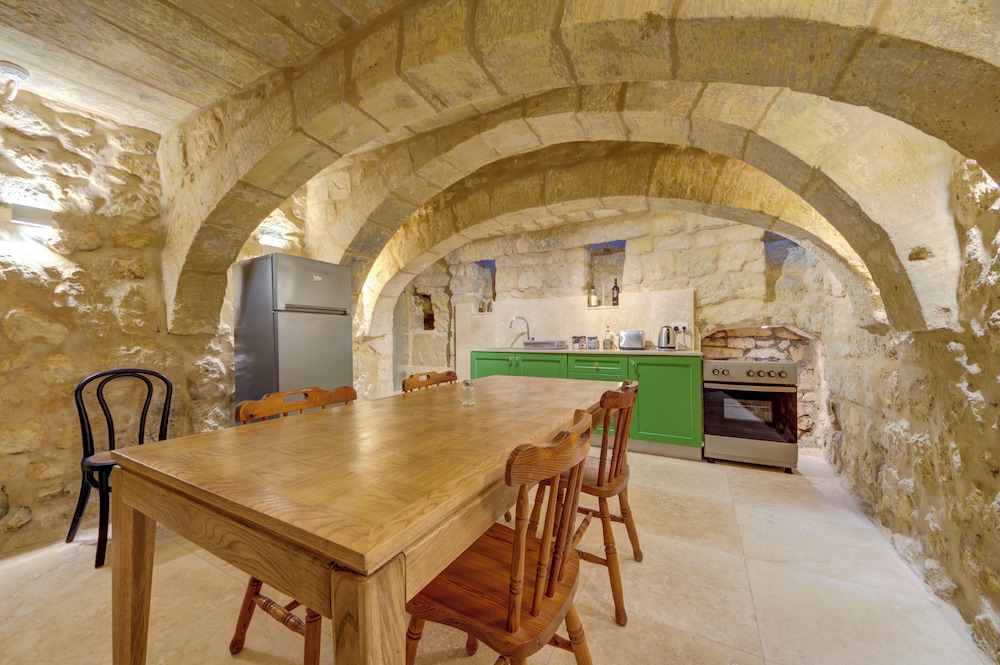 Room-ta Karmenu - An 800 Year old Modern
