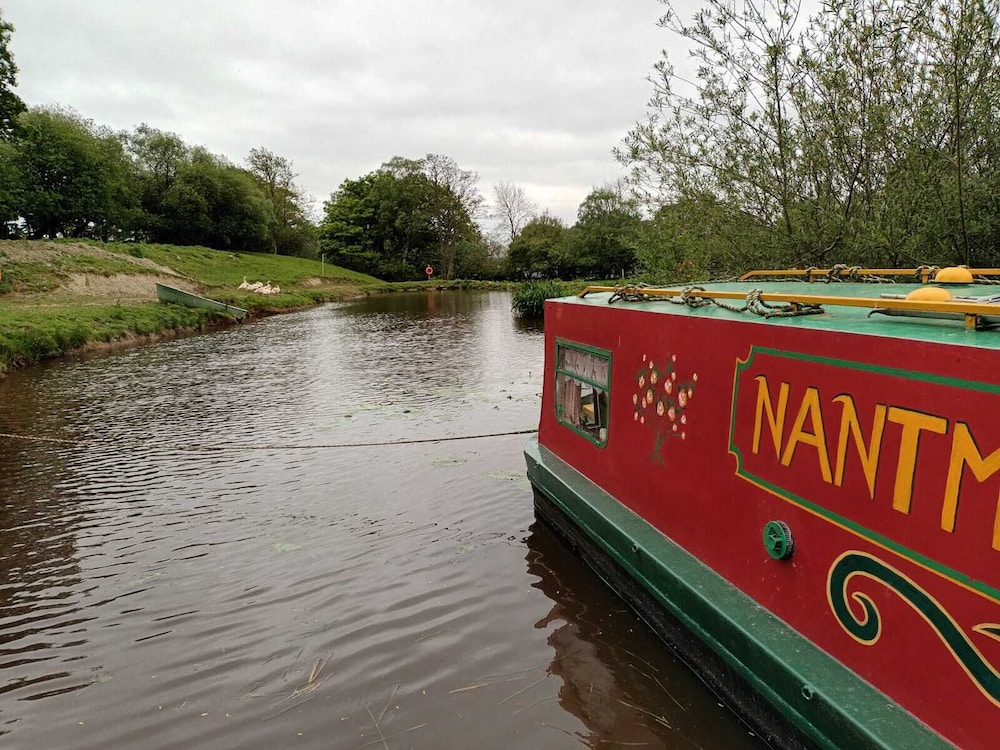Pretty & Cosy Boat in Stunning Valley View, Wales view 3