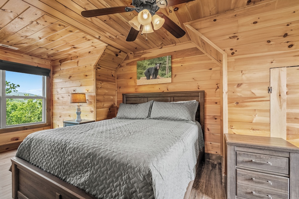Amazing View Cabin w Gameroom Hot Tub Fire Pit