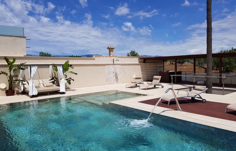 Villa With Salt Water Pool