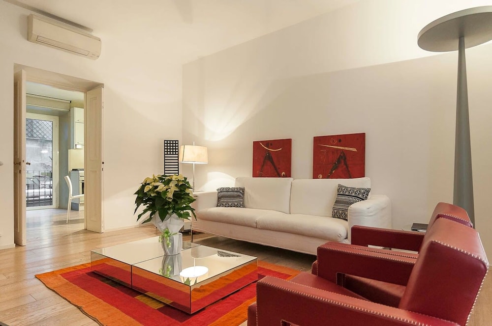 In Rome at Spanish Steps Classy Apartment With Modern Design in an Historic Palazzo