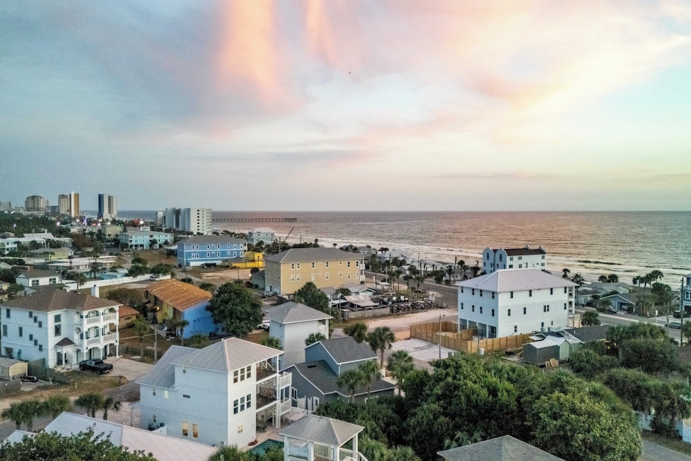 Modern 5bdr w/ Private Pool, 2 min Walk to the Beach! Montoute by Avantstay