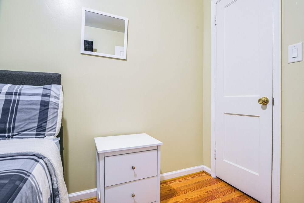11 Mi to Downtown Baltimore: Middle River Townhome