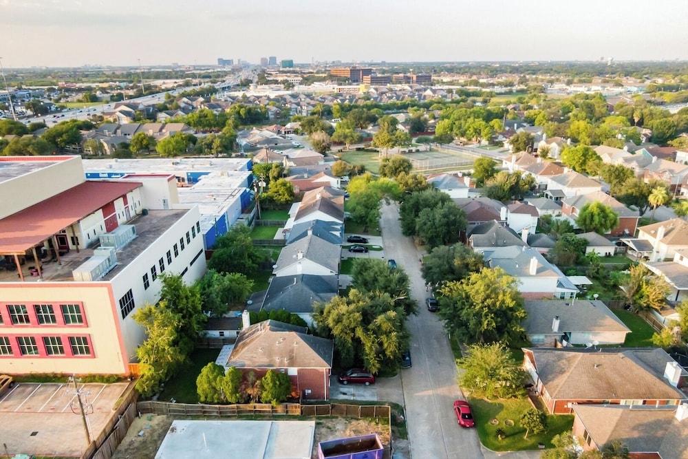 Pet-friendly 3BR Near First Colony Mall