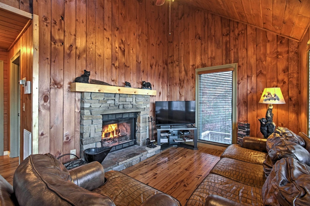 Hot Tub & Mtn Views: Scenic Cabin in Gatlinburg!