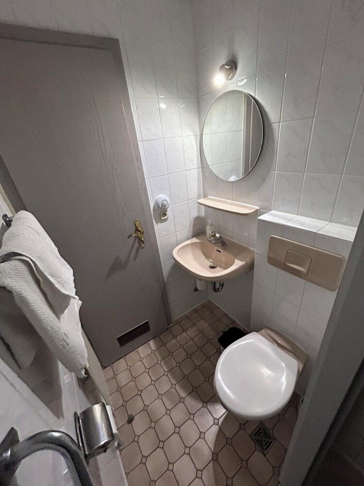2-Rent Group Hostel Rooms AUB162