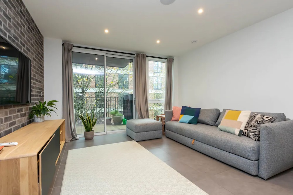Modern Family Friendly 2 Bedroom Flat in Hackney Wick