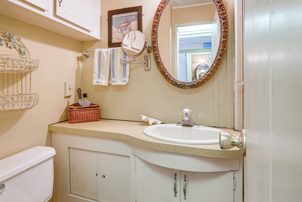 Swim, Fish & Play: Pet-friendly Gem in Fort Myers
