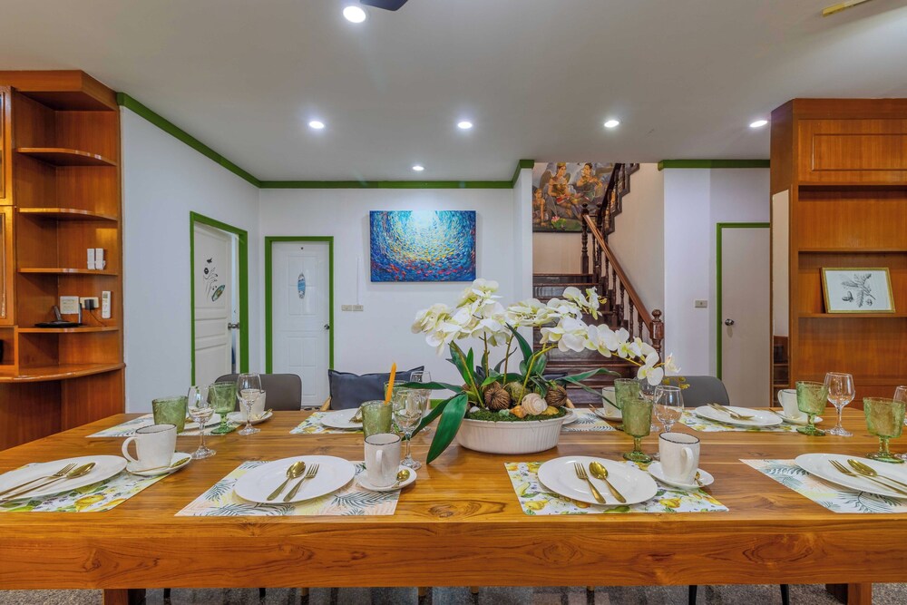 4BR with Pool Family BBQ Near Mall V260