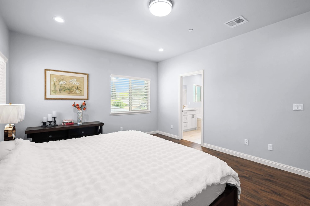 Modern Spacious Home Bright, Family Group Friendly