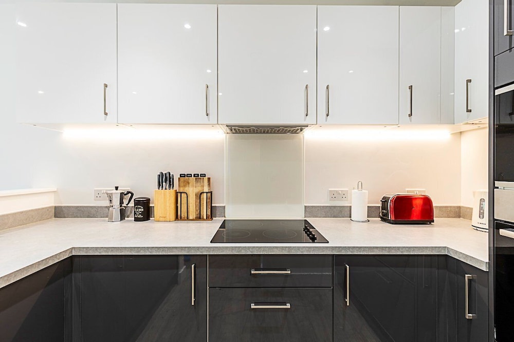 Modern 2-bed Flat With Terraces in Leyton
