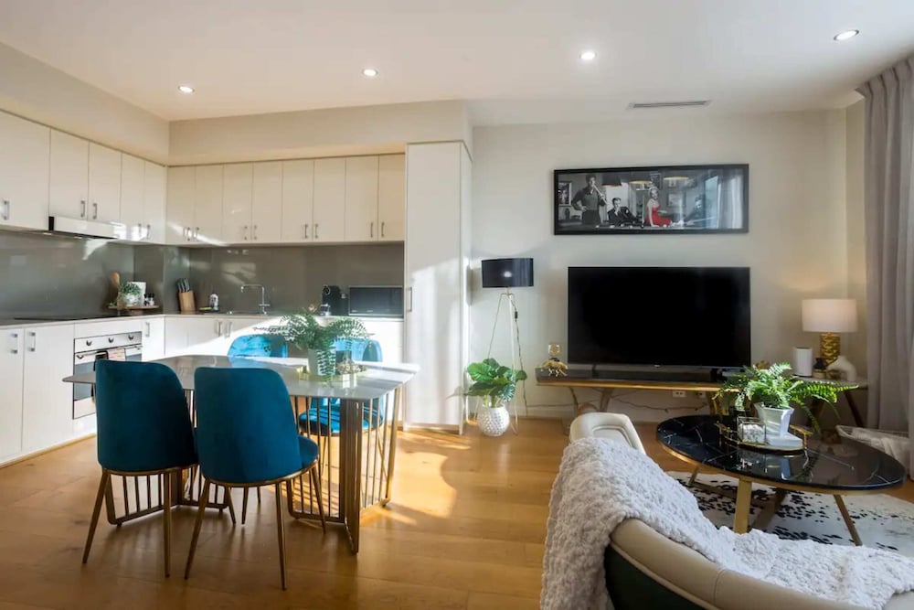 Brilliant 3 Month Corporate Rental With Balcony
