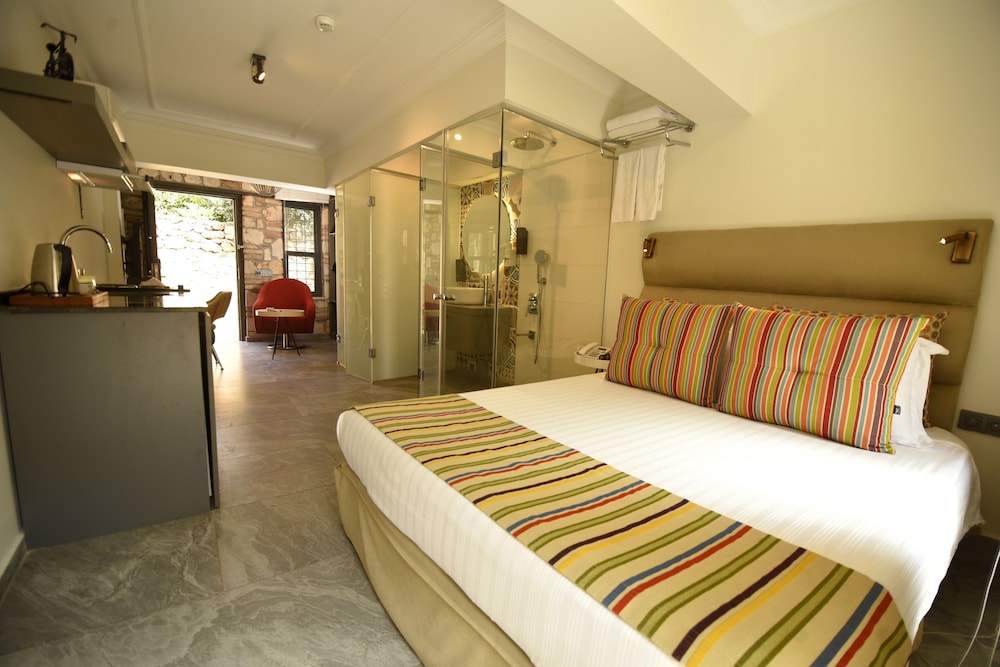 Chic Studio Flat with Patio SARDUNYA