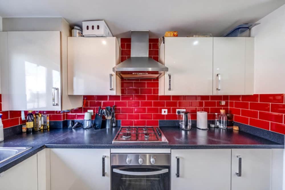 Dartford 3-bed House, Sleeps 7, 10 Mins to Station