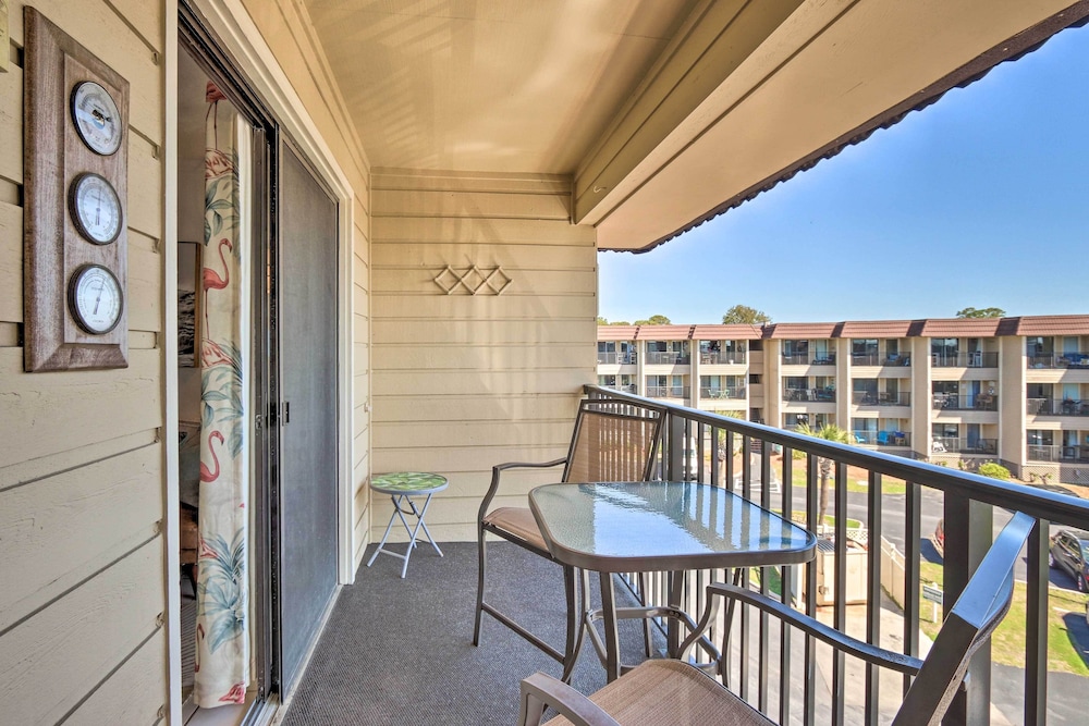 Pool, Spa & Dining: Beach Condo in Hilton Head!